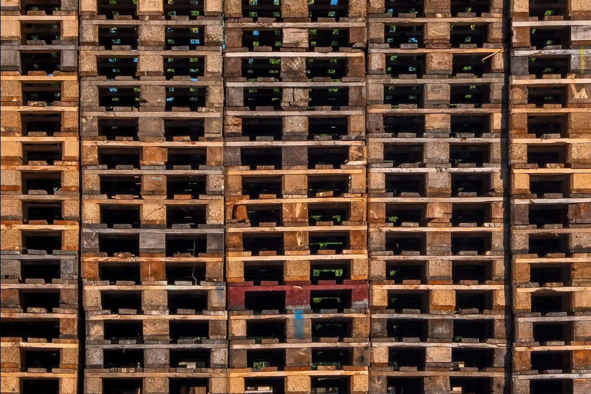 Bancali e materiali edili accatastati