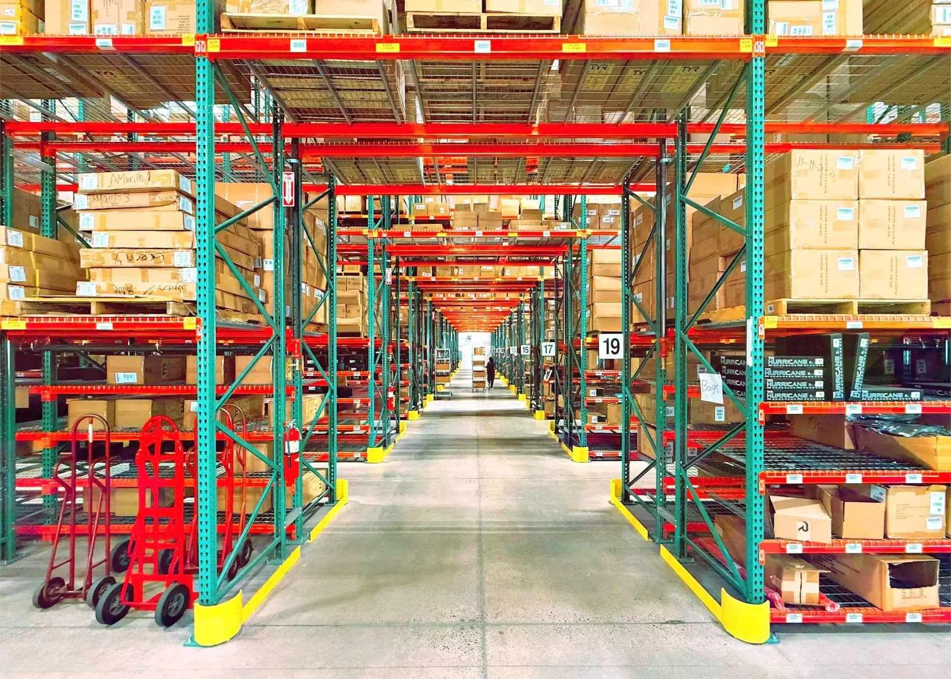 Interno di magazzino con scaffalature e merce